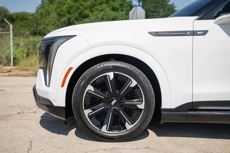 2025 Cadillac Escalade IQ Sport 2 - Image 13