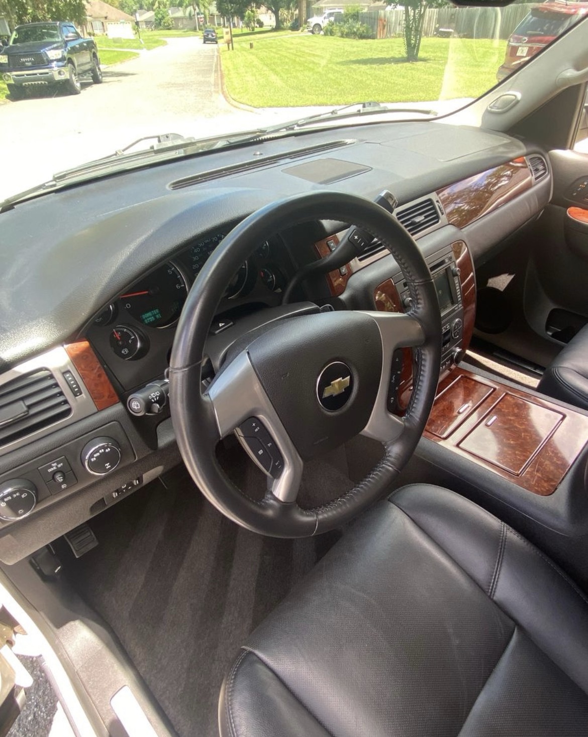 2011 Chevrolet Suburban LTZ 4x4 - Image 4